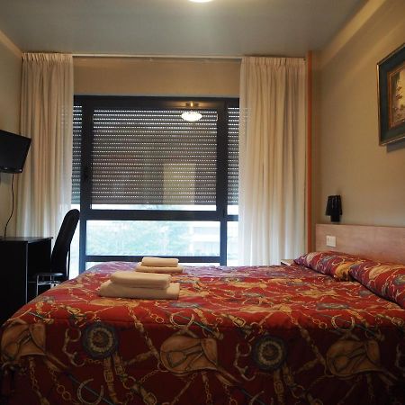 Hostal Acella 팜플로나 외부 사진 A room at the hotel