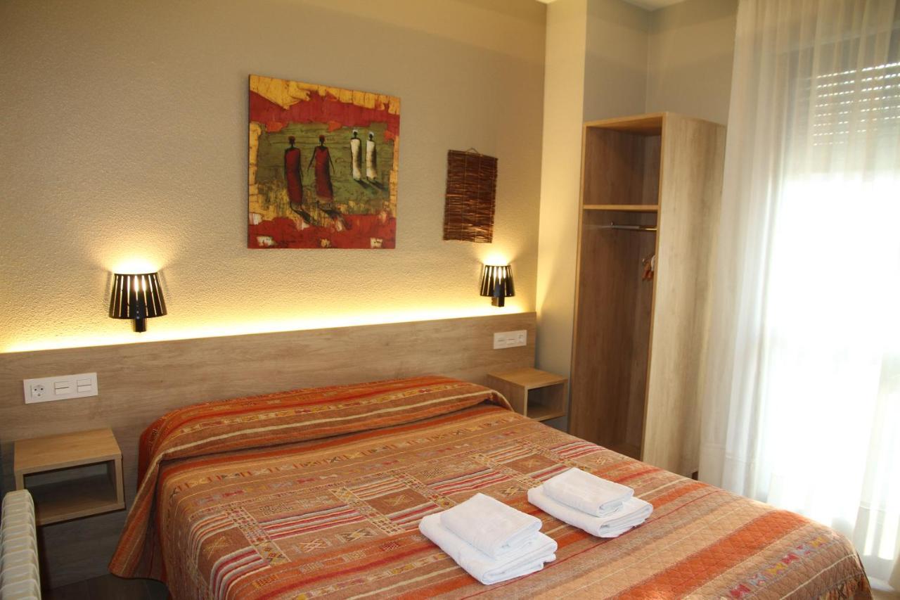 Hostal Acella 팜플로나 외부 사진 A room at the hotel