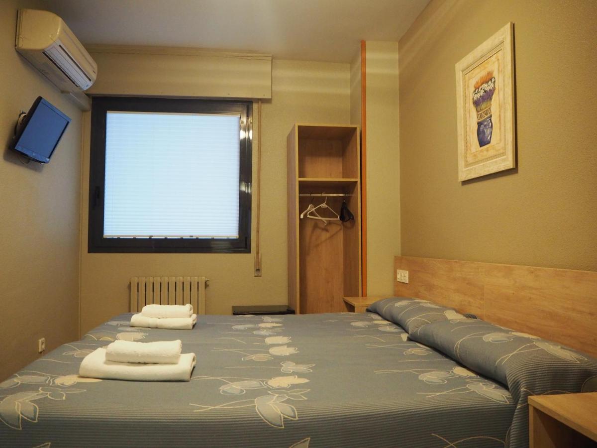 Hostal Acella 팜플로나 외부 사진 A room at the hotel