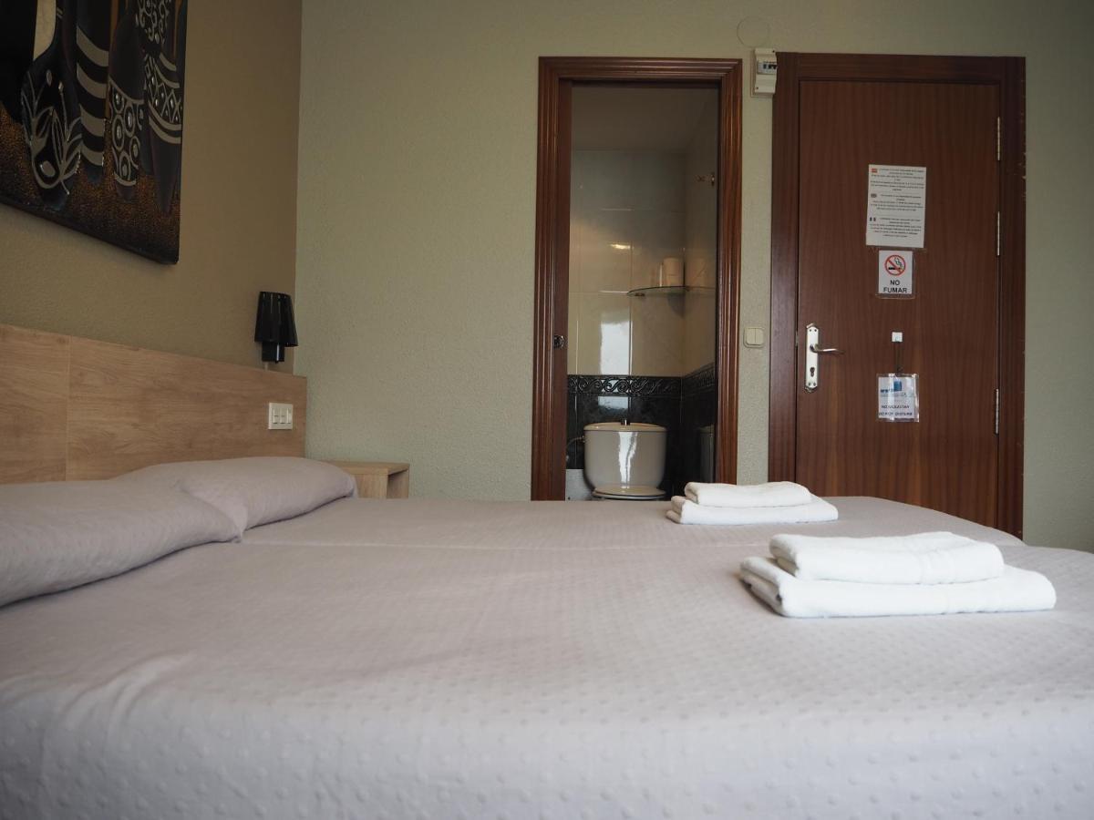 Hostal Acella 팜플로나 외부 사진 A room at the hotel