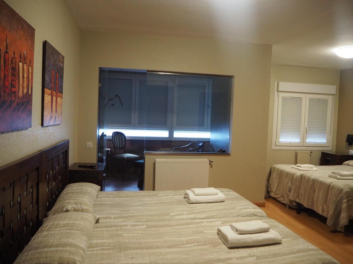Hostal Acella 팜플로나 외부 사진 A room at the hotel