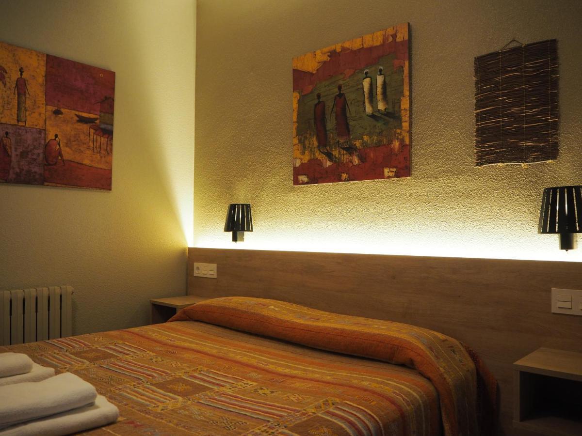 Hostal Acella 팜플로나 외부 사진 A room at the hotel
