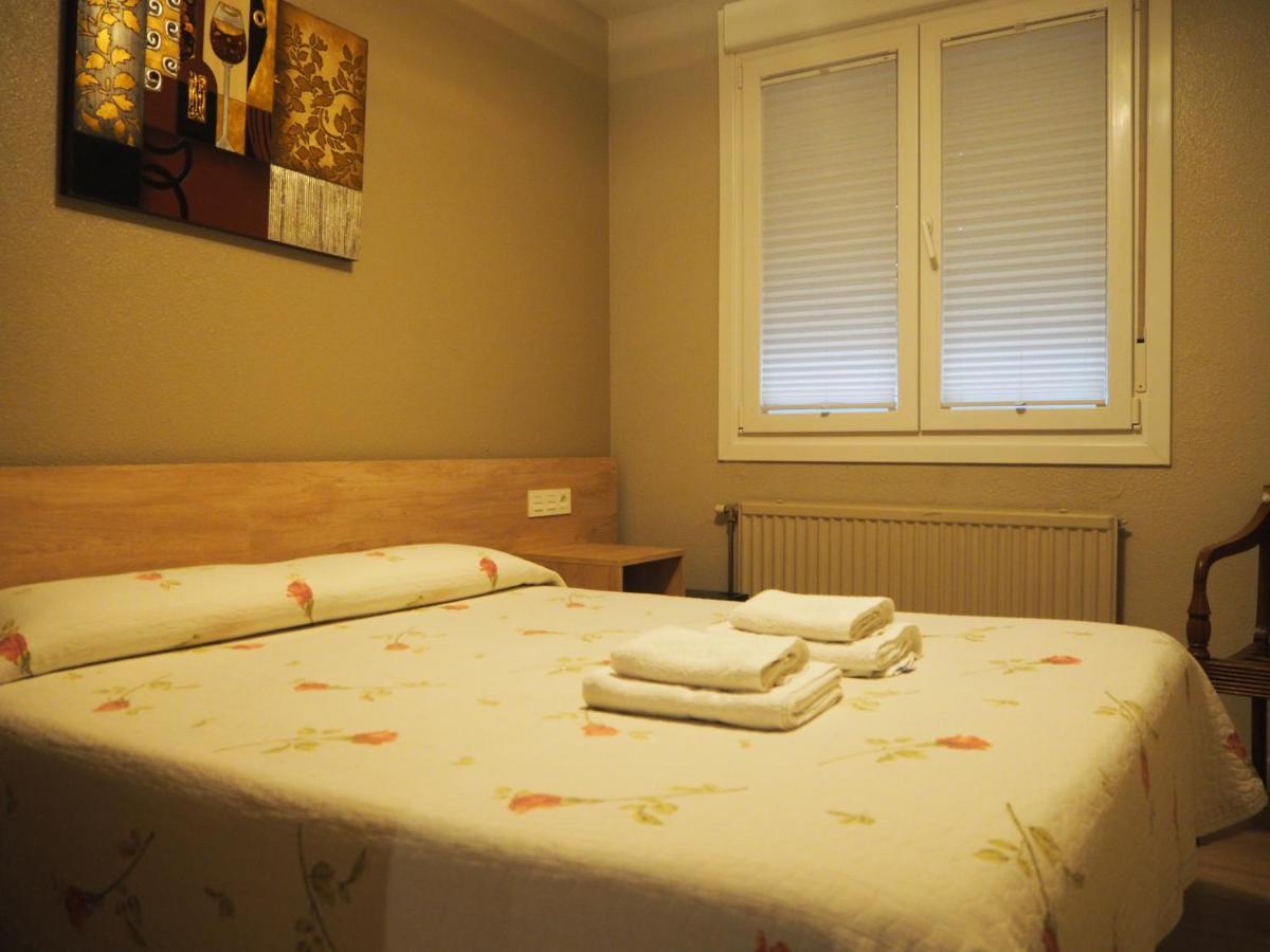 Hostal Acella 팜플로나 외부 사진 A guest room at the hotel