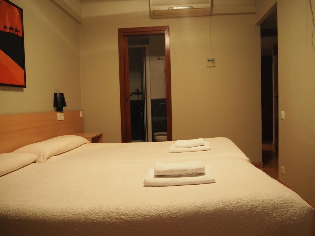 Hostal Acella 팜플로나 외부 사진 A room at the hotel