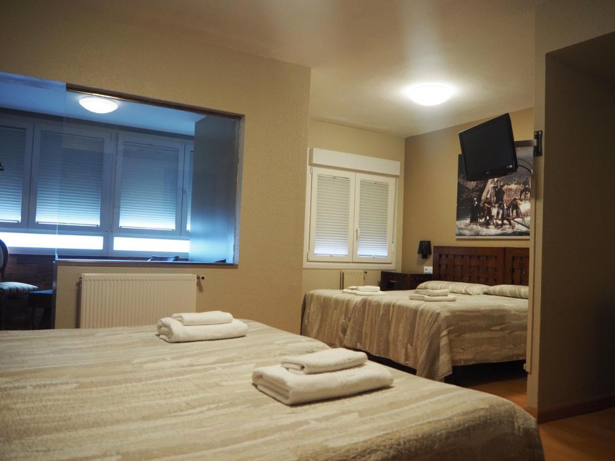 Hostal Acella 팜플로나 외부 사진 A room at the hotel