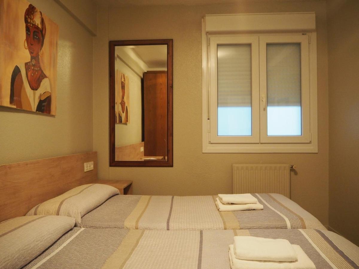 Hostal Acella 팜플로나 외부 사진 A room at the hotel