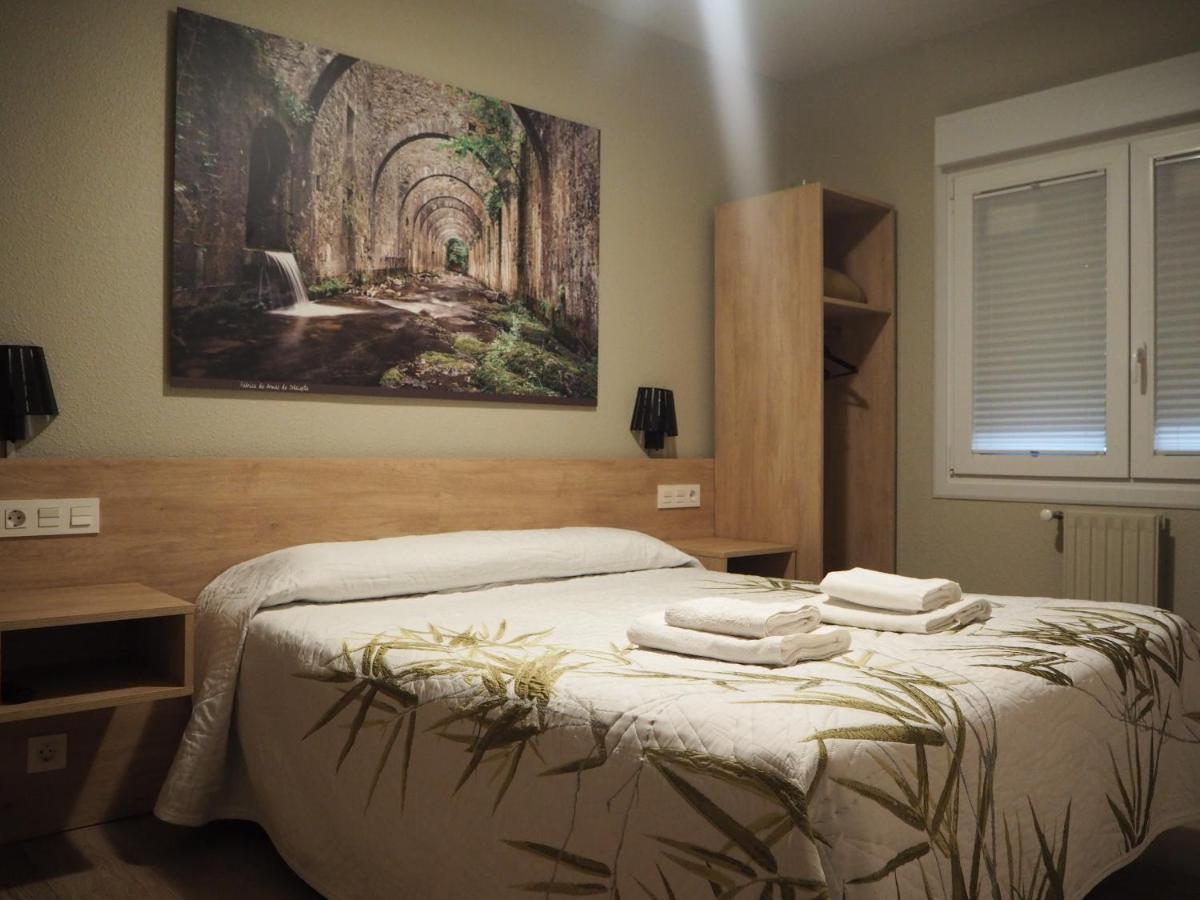 Hostal Acella 팜플로나 외부 사진 A bedroom in a hotel