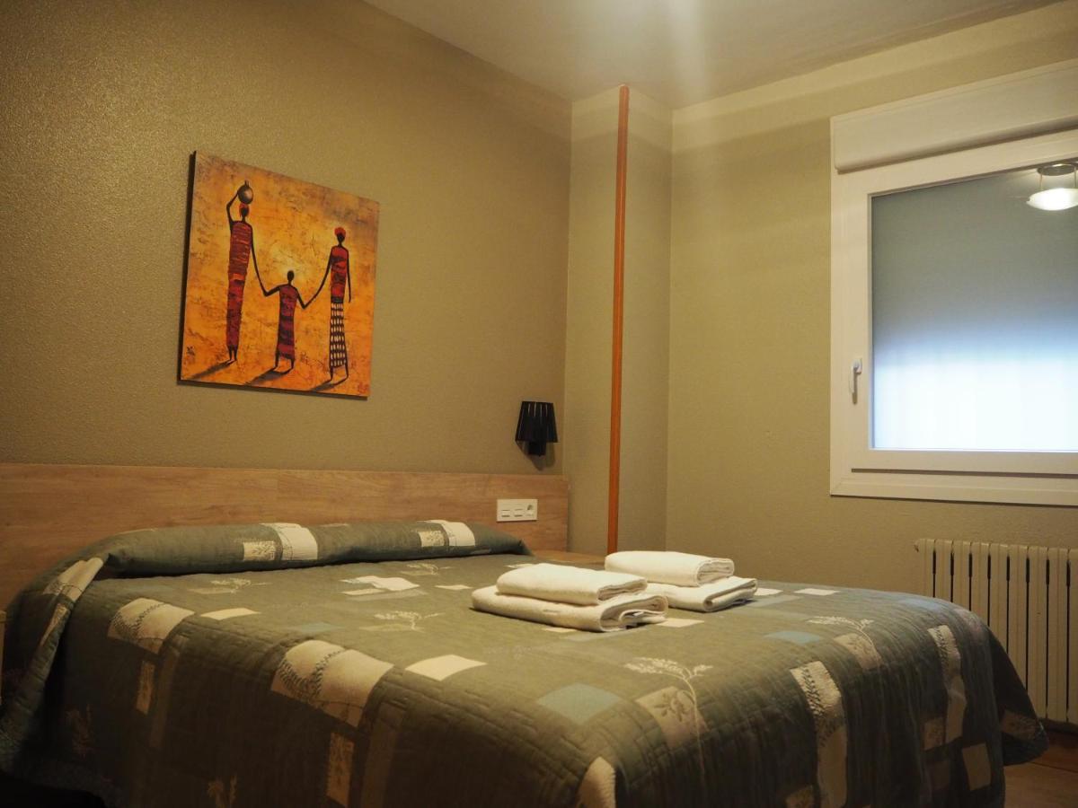 Hostal Acella 팜플로나 외부 사진 A bedroom in a hotel