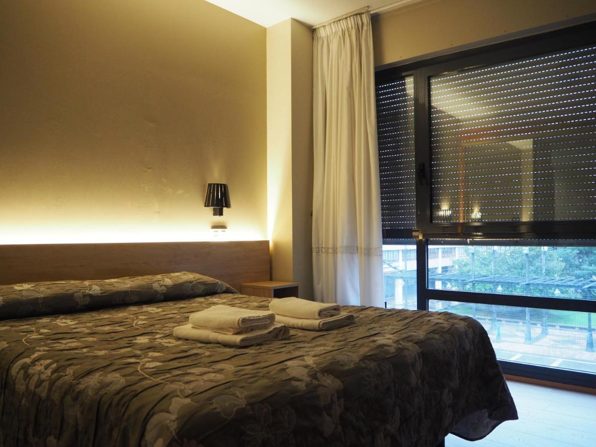 Hostal Acella 팜플로나 외부 사진 A bedroom