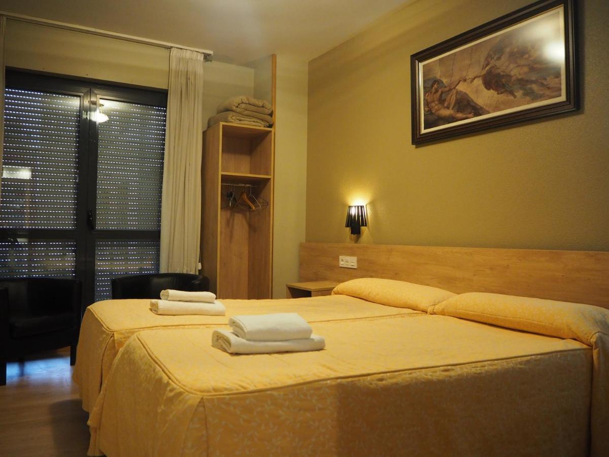 Hostal Acella 팜플로나 외부 사진 A typical hotel room