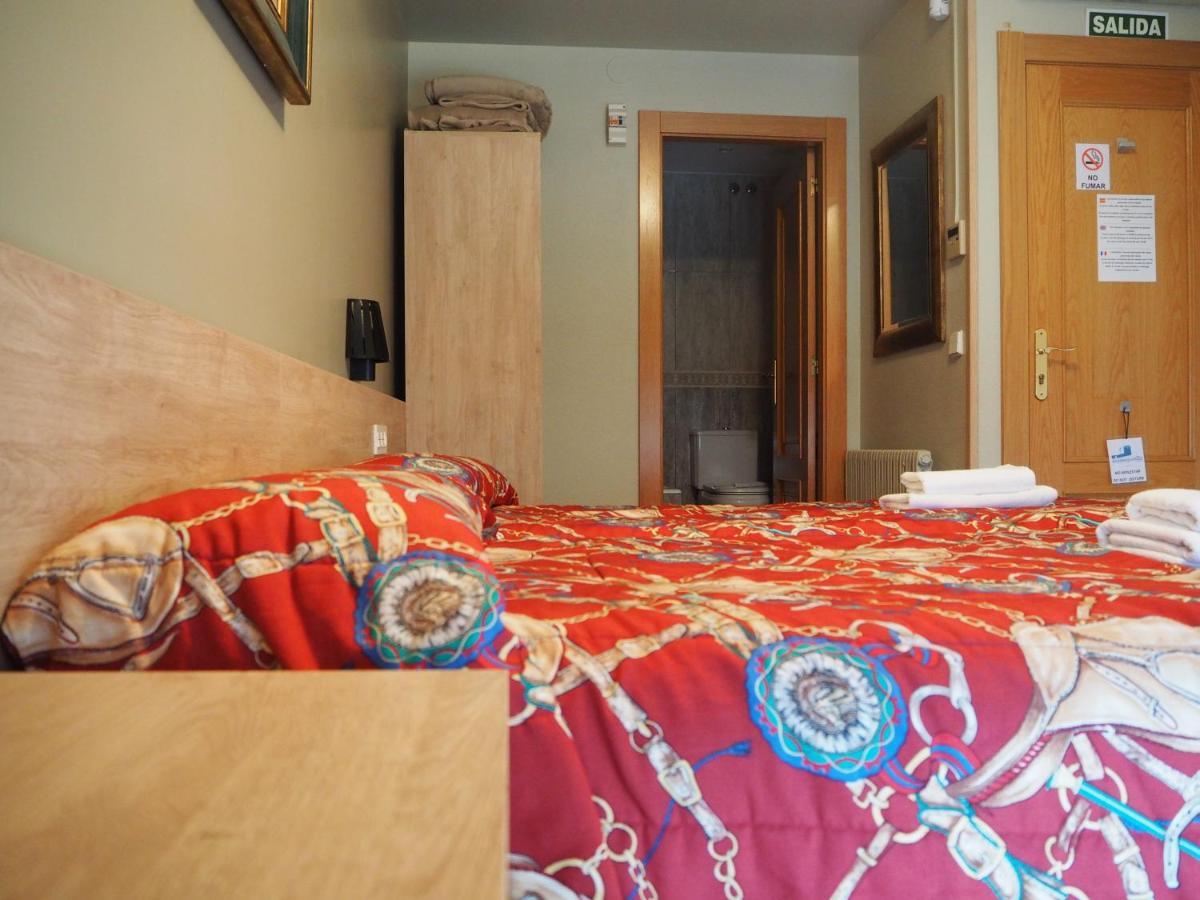 Hostal Acella 팜플로나 외부 사진 A typical room at the hostel