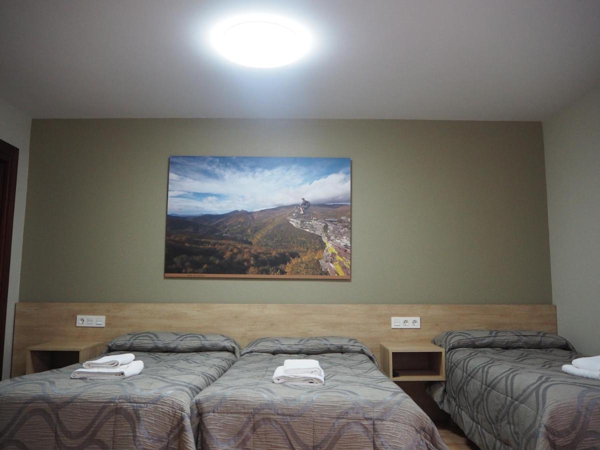 Hostal Acella 팜플로나 외부 사진 A room at the hotel