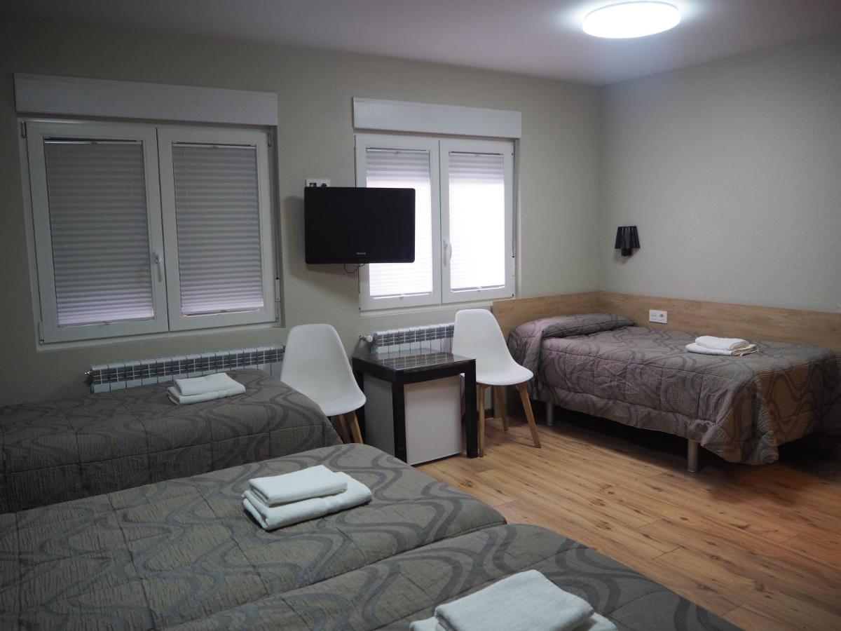 Hostal Acella 팜플로나 외부 사진 A room at the Albergue de Peregrinos de Compostela