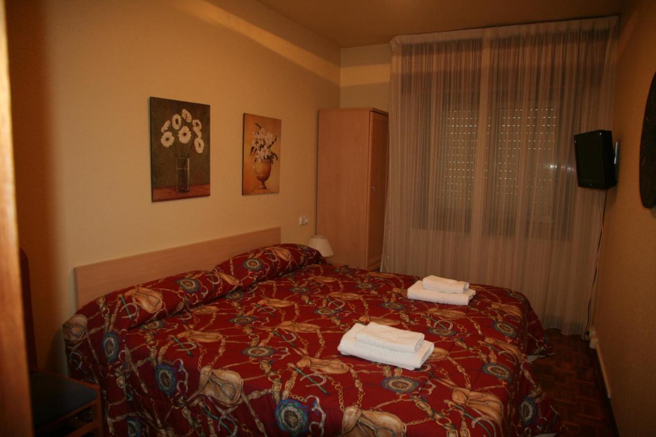 Hostal Acella 팜플로나 객실 사진 A typical room at the hotel