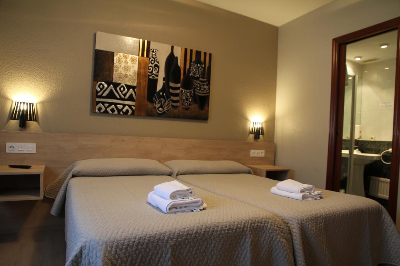 Hostal Acella 팜플로나 외부 사진 A room at the hotel