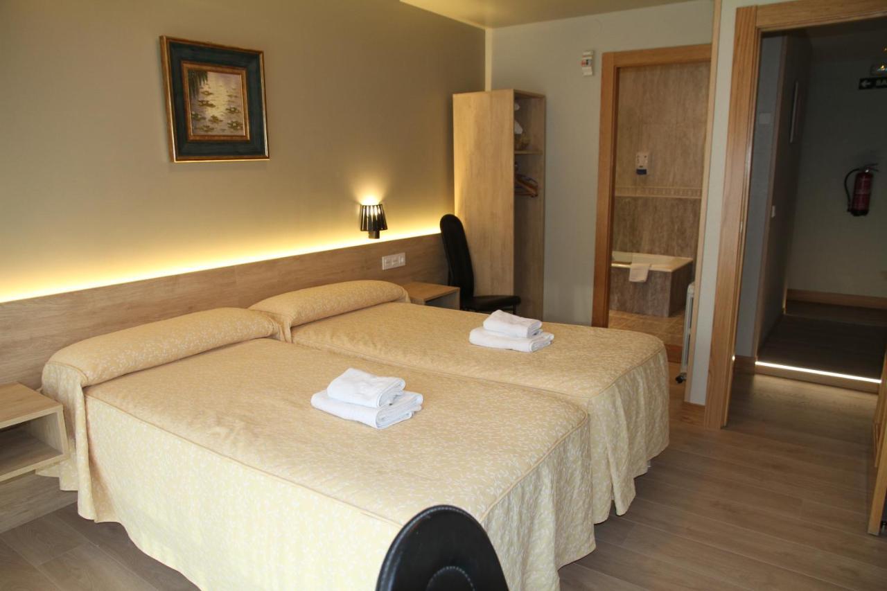 Hostal Acella 팜플로나 외부 사진 A room at the hotel